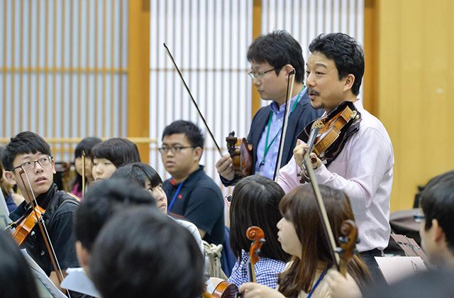トヨタ青少年オーケストラキャンプ　ヴァイオリン講師の白井篤先生（N響）は第4期卒業生